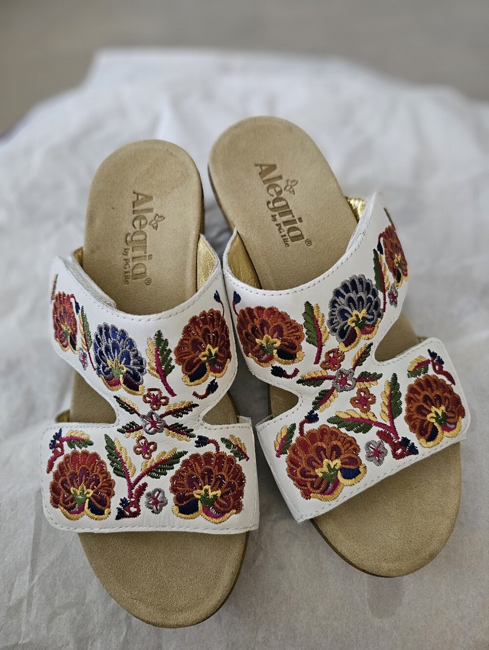 Alegria Linn Sandals 38 US 7.5-8 White Needles Pins Embroider Leather Wedge NWOT